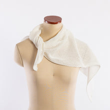 画像をギャラリービューアに読み込む, Knitted triangle shawl in White

