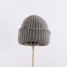 画像をギャラリービューアに読み込む, Wool/Alpaca roving yarn hand-crocheted big rib beanie in Gray
