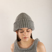 画像をギャラリービューアに読み込む, Wool/Alpaca roving yarn hand-crocheted big rib beanie in Gray
