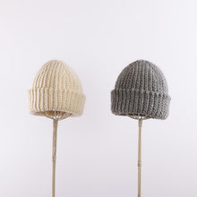 画像をギャラリービューアに読み込む, Wool/Alpaca roving yarn hand-crocheted big rib beanie in Ivory
