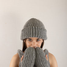 Load image into Gallery viewer, Crocheted big rib mittens in Gray
