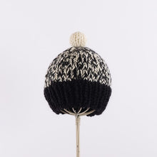 画像をギャラリービューアに読み込む, Hand knitted bulky pompom beanie in Black x Ivory

