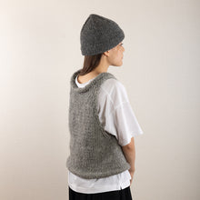画像をギャラリービューアに読み込む, Hand knitted bell shaped beanie in Gray
