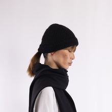 画像をギャラリービューアに読み込む, Hand knitted bell shaped beanie in Black
