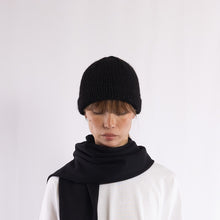 画像をギャラリービューアに読み込む, Hand knitted bell shaped beanie in Black
