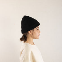画像をギャラリービューアに読み込む, Hand knitted bell shaped beanie in Black
