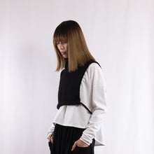 Load image into Gallery viewer, Baby alpaca hand knitted around neck warmer in Black
