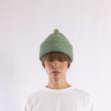 画像をギャラリービューアに読み込む, Purl stitch beanie with crocheted mini pompom in Sage
