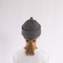 画像をギャラリービューアに読み込む, Purl stitch beanie with crocheted mini pompom in Mid-gray
