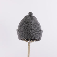 画像をギャラリービューアに読み込む, Purl stitch beanie with crocheted mini pompom in Mid-gray
