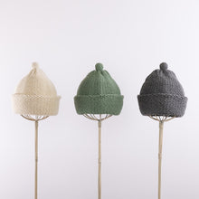 画像をギャラリービューアに読み込む, Purl stitch beanie with crocheted mini pompom in Sage
