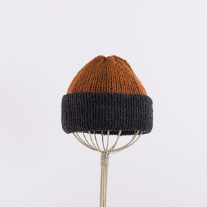 Reversible shallow beanie in Charcoal x Copper