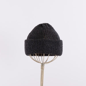 Reversible shallow beanie in Charcoal x Copper