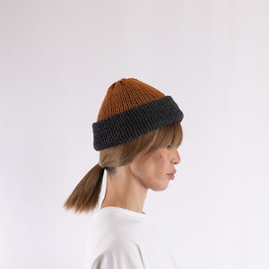 Reversible shallow beanie in Charcoal x Copper