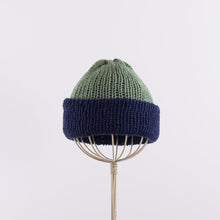 画像をギャラリービューアに読み込む, Reversible shallow beanie in Navy x Sage

