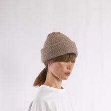 画像をギャラリービューアに読み込む, Baby alpaca mix purl stitch round beanie in Taupe
