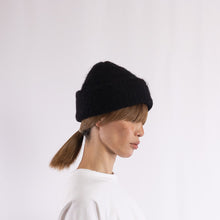 画像をギャラリービューアに読み込む, Baby alpaca mix purl stitch round top beanie in Black
