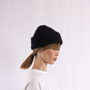 Baby alpaca mix purl stitch round top beanie in Black