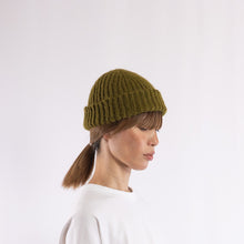 画像をギャラリービューアに読み込む, Baby alpaca mix crocheted rib beanie in Olive
