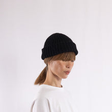 画像をギャラリービューアに読み込む, Baby alpaca mix crocheted rib beanie in Black
