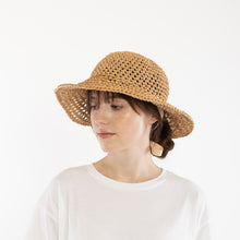 画像をギャラリービューアに読み込む, Rough Crocheted wide brim hat in Tan
