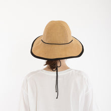 画像をギャラリービューアに読み込む, Round top Wide brim hat in Natural x Black
